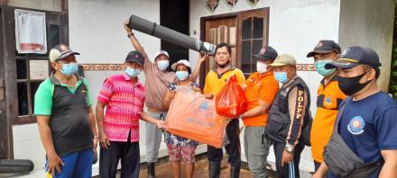 BPBD Kabupaten Buleleng Salurkan Bantuan Logistik Kepada Warga Bencana Alam Di Desa Sepang